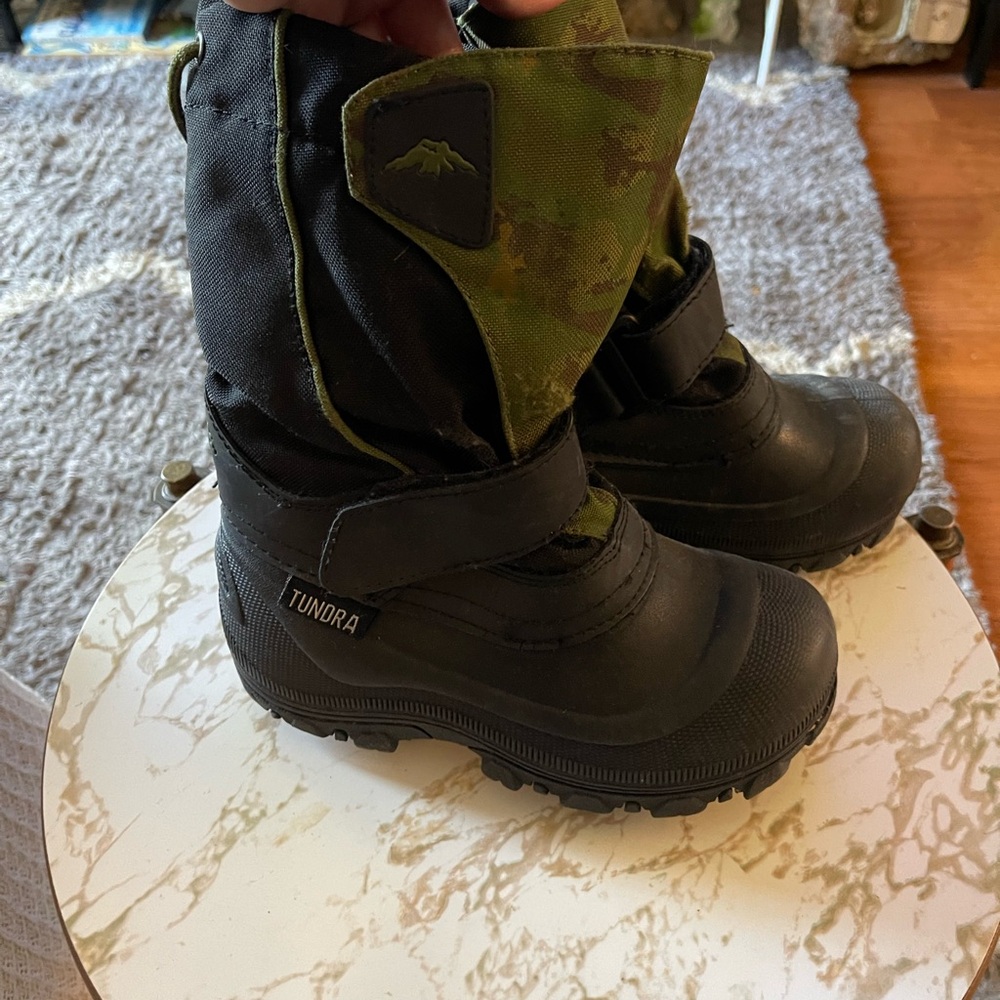 Tundra Quebec Black and Green Winter Boots-boys size 1- excellent condition